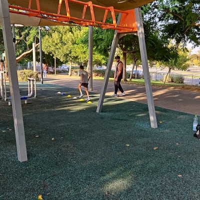 אדם מתאמן עם קונוסים צבעוניים בפארק