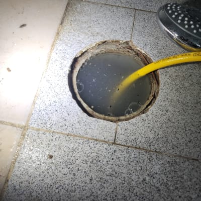 צינור צהוב בתוך פתח ניקוז עם מים