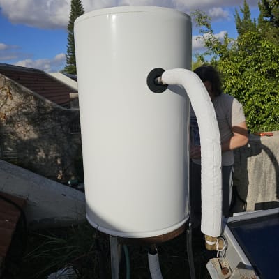 דוד שמש לבן עם צינור מבודד על גג