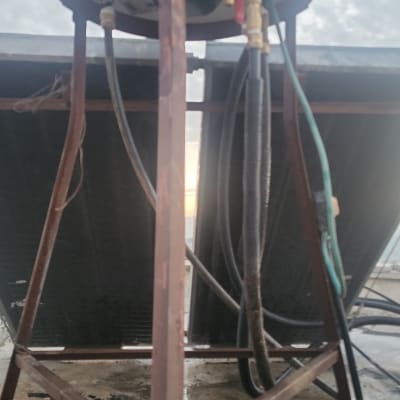 דוד שמש עם צינורות ומחברים על גג