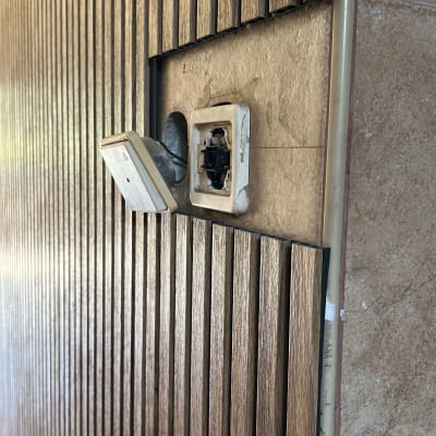 שקע חשמלי פגום בקיר עץ