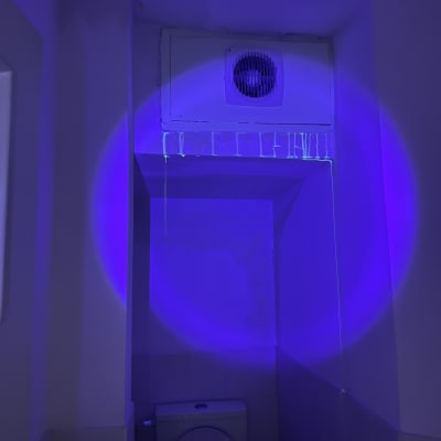 תא שירותים עם סימני נזילה ותאורה מיוחדת