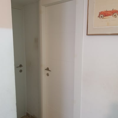 שתי דלתות לבנות עם ידיות מתכת