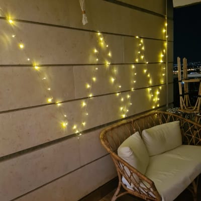 אורות לד תלויים על קיר מרפסת