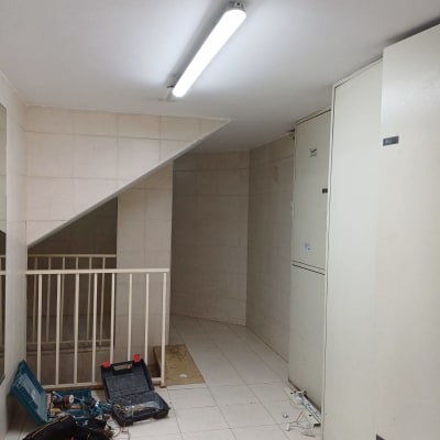 כלי עבודה חשמליים ותיקונים ליד לוח חשמל במבנה פנימי