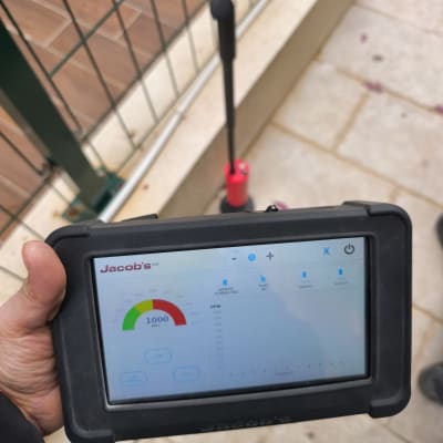 מכשיר מדידה עם תצוגה דיגיטלית על רקע חיצוני