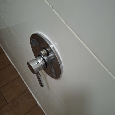 ברז מים מותקן על קיר אריחים