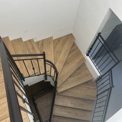 מדרגות עץ עם מעקה מתכת שחור