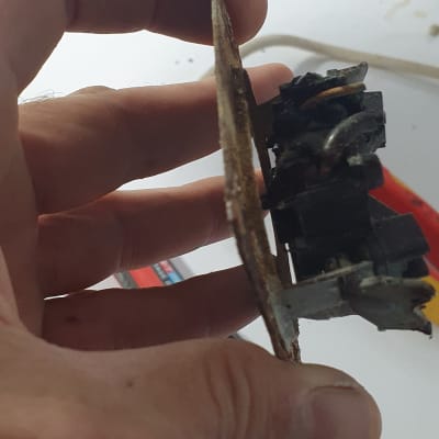 יד מחזיקה רכיב חשמלי עם חוטים חשופים