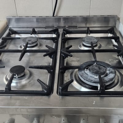 כיריים גז עם ארבעה מבערים במטבח