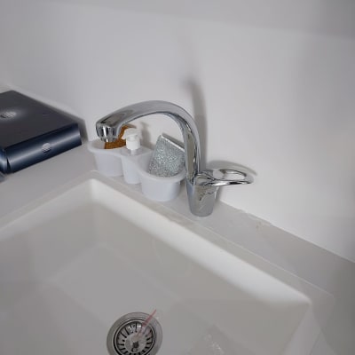 ברז כיור עם ספוגים ומתקן סבון