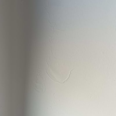 קיר עם סימני רטיבות או קילוף צבע