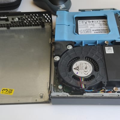 מחשב פתוח עם מאוורר וכונן קשיח פנימי