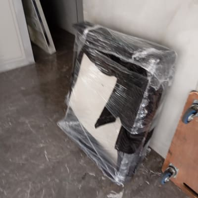 חפץ עטוף בניילון על רצפה, קשור להובלה