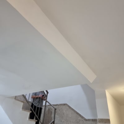 אדם מחזיק כלי עבודה במדרגות