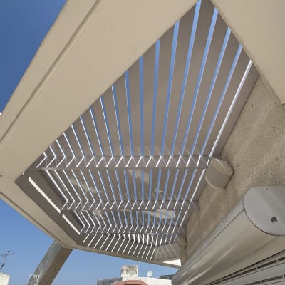 פרגולה מאלומיניום מותקנת על קיר חיצוני