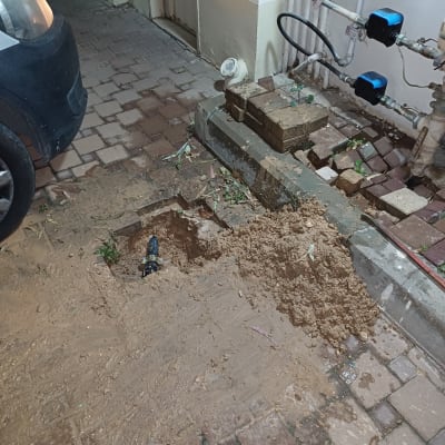 חפירה באדמה עם צינור מים חשוף