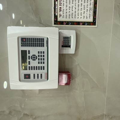 לוח בקרה של מערכת כיבוי אש על קיר