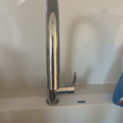 ברז נירוסטה עם ידית על כיור