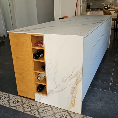 משטח שיש לבן עם עורקים חומים במטבח מודרני