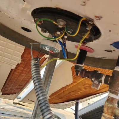 חיבורים חשמליים וצינורות בדוד שמש