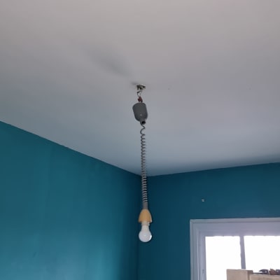 מנורה תלויה מהתקרה עם חוט חשמל מסולסל