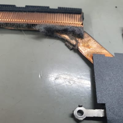 חלקי מחשב עם אבק על משטח אפור