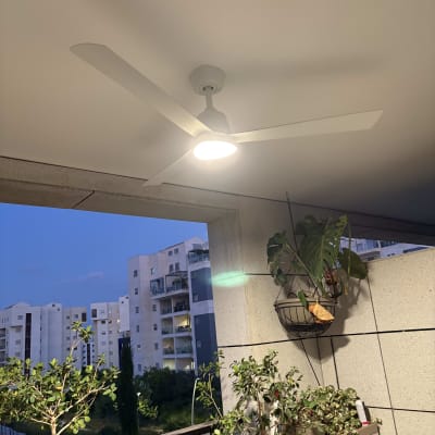 מאוורר תקרה מואר במרפסת עם צמחים ועציצים