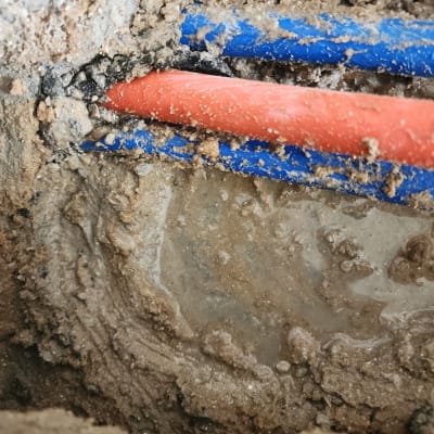 צינורות כחולים ואדומים בתוך בוץ, זיהוי נזילה