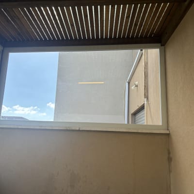 מסגרת אלומיניום לחלון עם זכוכית שקופה