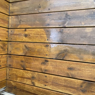 קיר עץ עם לוחות עץ חומים וברגים