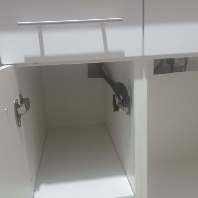 ארון מטבח פתוח עם צינור גז