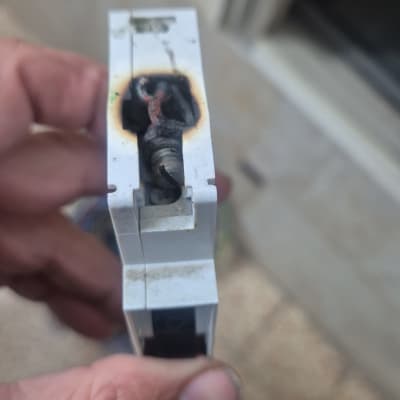 חלק חשמלי שרוף מוחזק ביד