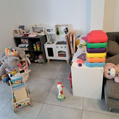 חדר משחקים עם צעצועים וארגון צבעוני