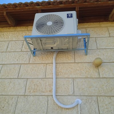 יחידת מיזוג אוויר מותקנת על קיר חיצוני