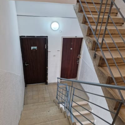 גרם מדרגות עם דלתות ודלתות כניסה