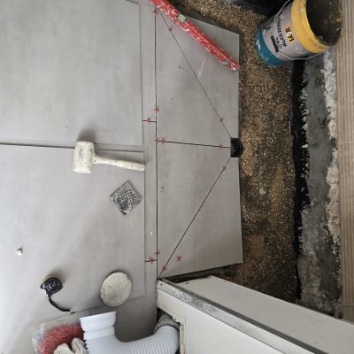 התקנת אריחים וכלי עבודה בשיפוץ חדר אמבטיה