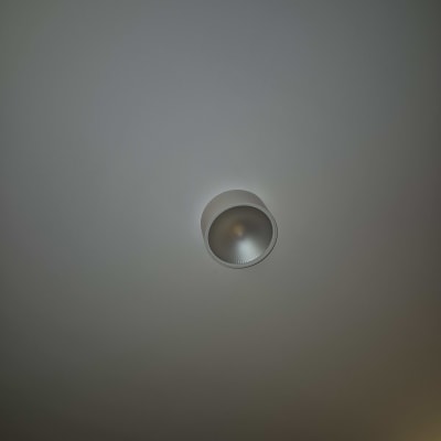 תאורה עגולה מותקנת בתקרה לבנה