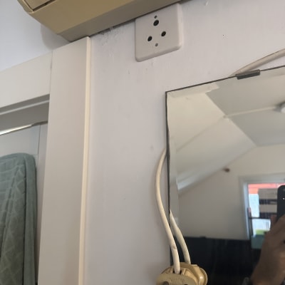 תקע חשמלי תלת פאזי מחובר לקיר