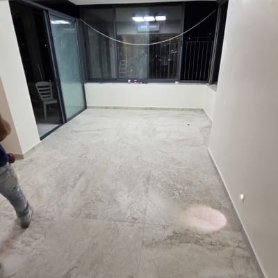 רצפה חדשה עם אריחים גדולים, קירות צבועים