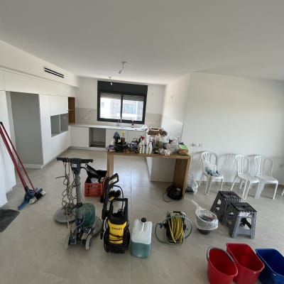 מכונת פוליש, דלי, חומרי ניקוי, מגב, כיסאות פלסטיק