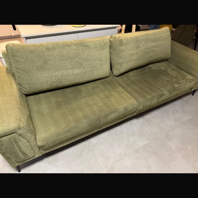 ספה ירוקה נקייה על רצפה בהירה