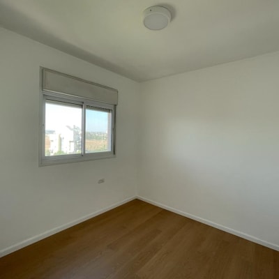 קירות לבנים צבועים בחדר ריק עם חלון