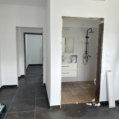 פתחים ללא דלתות בחדרים עם רצפת אריחים כהים