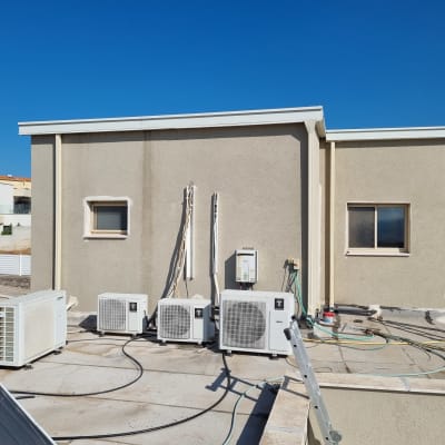 יחידות מיזוג אוויר וצינורות על גג שטוח