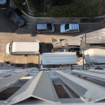 מנוף מתכת גדול מעל רכבים חונים