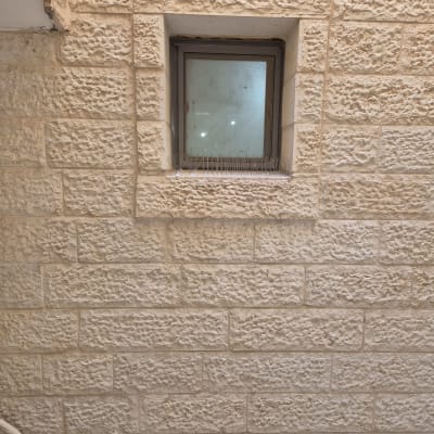 חלון עם דוקרנים למניעת יונים על אדן החלון