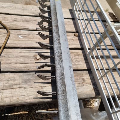 חלקי מזגן ישנים על שולחן עץ