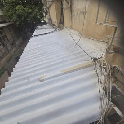 גג אטום עם חומר איטום לבן וחוטי חשמל