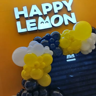 קישוט בלונים צבעוני על קיר עם שלט